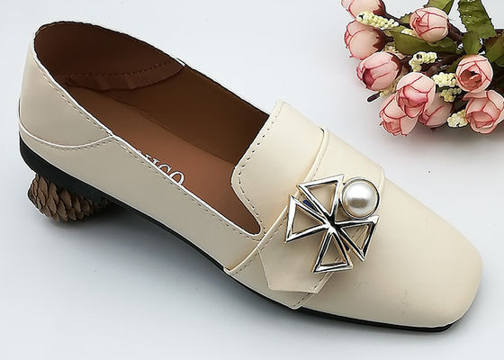 Porcellana La scarpa dell'argento della perla di Faux inarca e taglia gli accessori decorativi D603 fornitore